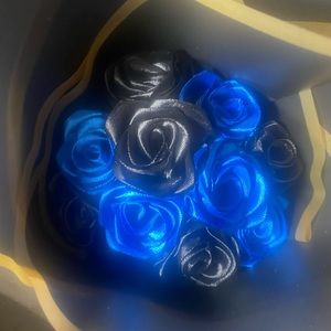 Blue and black 10 ribbon roses ramo buchon